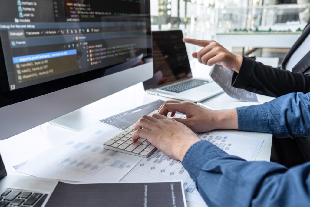 Company to design website vs DIY builders: which is better?
